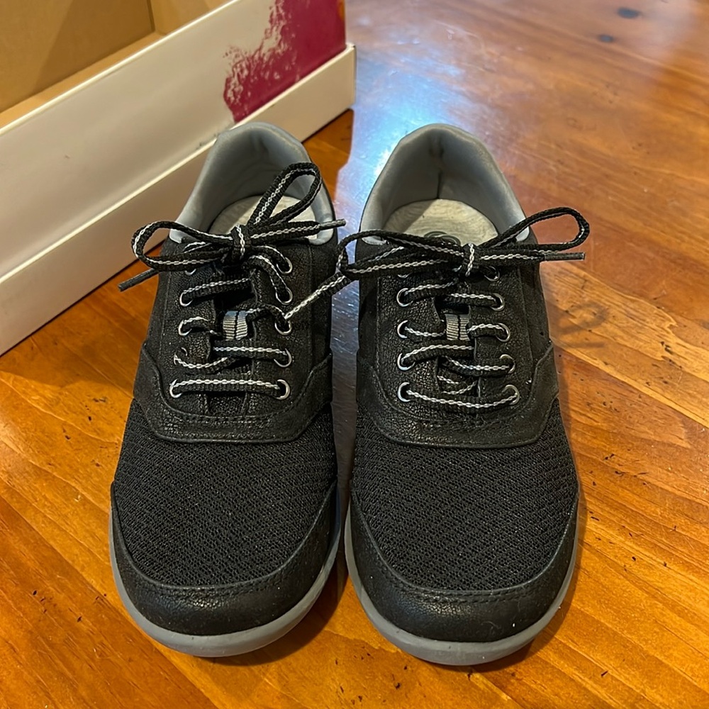 Clarks Cloudsteppers Sz. 6 New in box Black